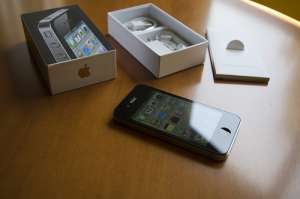 BUY BRAND NEW LATEST APPLE IPHONE 4 &  BLACkBERRY TORCH 9800