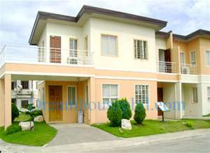 House for sale 3 bedrooms with balcony 30 min. from Makati